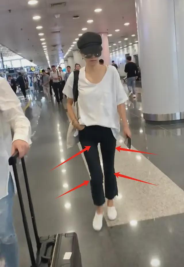 48岁马伊琍被偶遇,瘦成皮包骨,走路驼背膝内扣,骨盆晃动太明显(组图) - 4