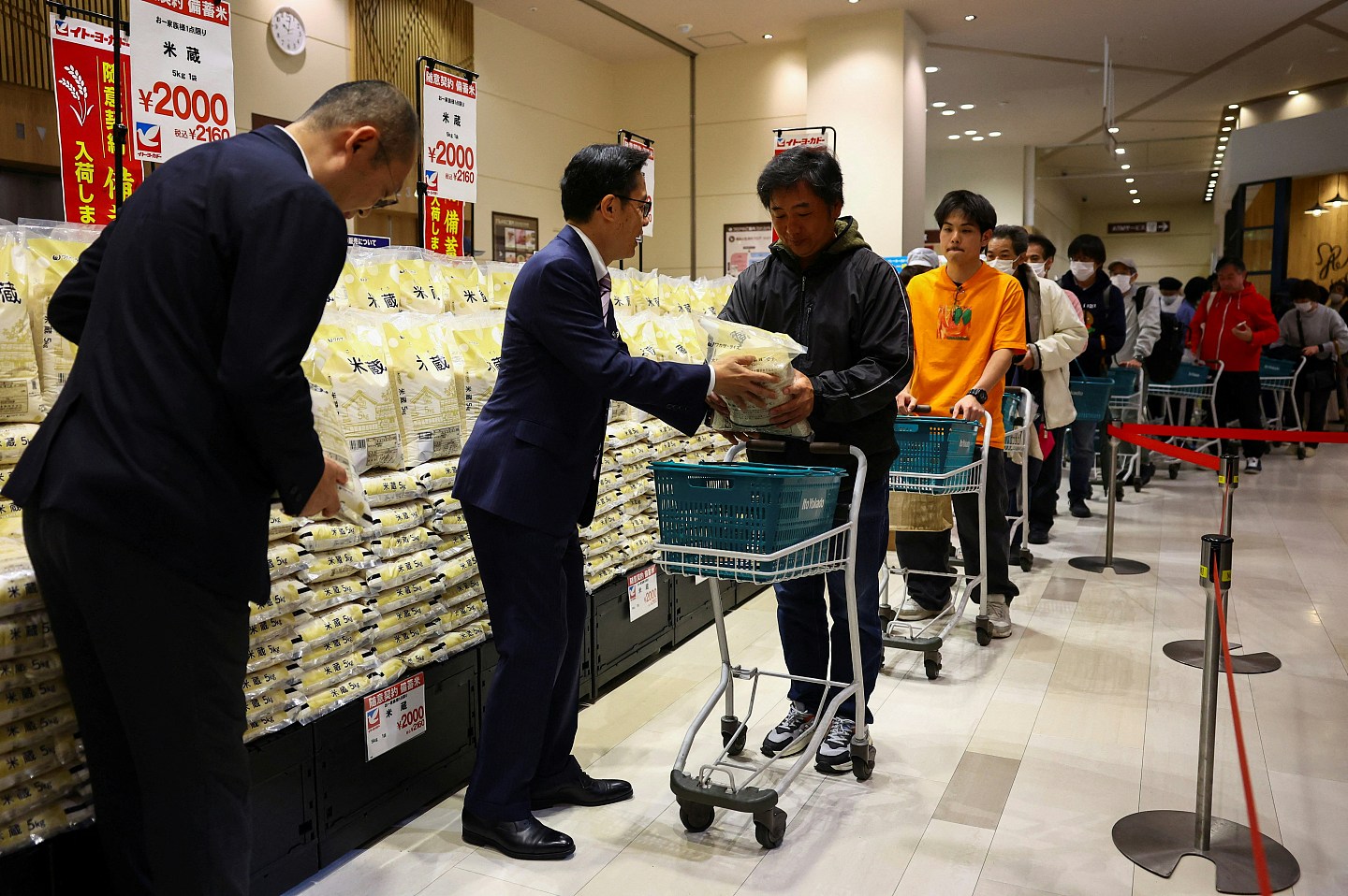 日本政府推市价50%储备米应对米荒，大量民众连夜冒雨排队抢购（组图） - 6
