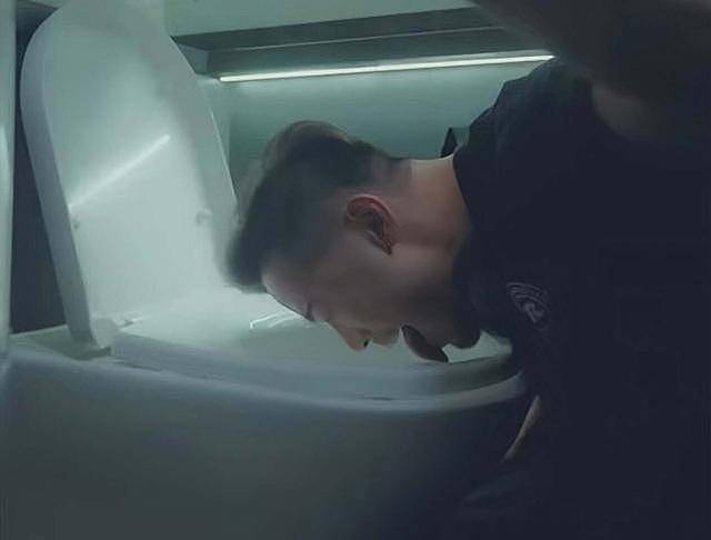 重口味！香港知名男星拍视频为流量舔马桶盖，与女友好事将近（组图） - 2