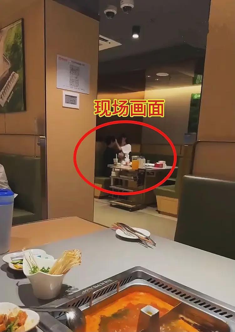 男女在海底捞当众行不雅之事：肮脏画面流出，一细节难以启齿（组图） - 1