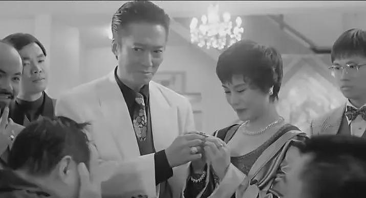 78岁演员方刚离世,晚年生活奢华,珠宝藏品无数,狗都戴珍珠项链(组图) - 13