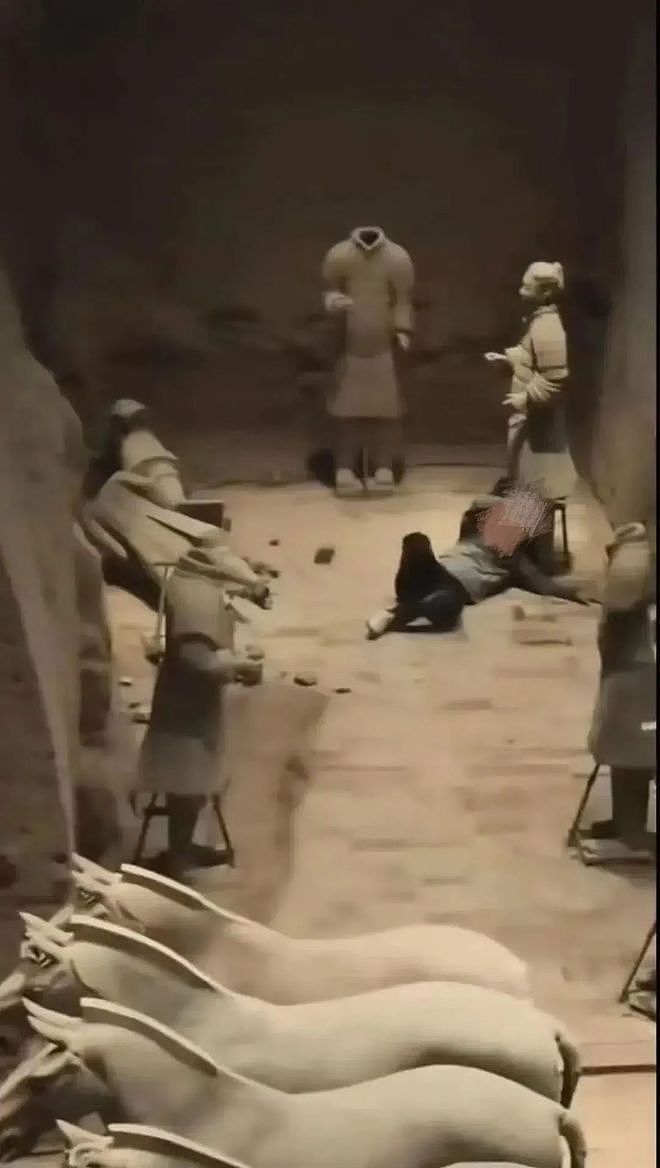 跳进兵马俑坑内推拉陶俑造成损坏！男子抓到了，患精神疾病......（组图） - 1