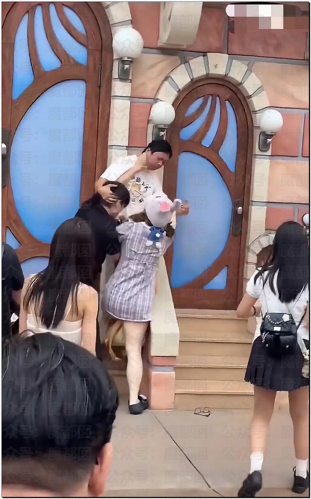 热搜第一!上海迪士尼疯狂情侣竟为拍照殴打婴幼儿,引发全网震怒,官方回应(视频/组图) - 14