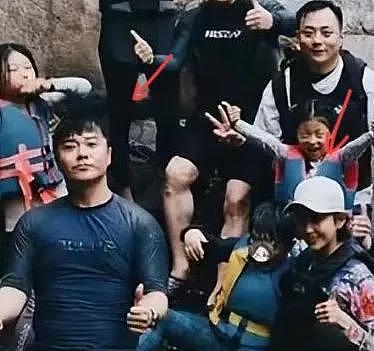佟丽娅陈思诚露营庄园被偶遇，合体带娃过六一，离婚后处成家人（组图） - 6