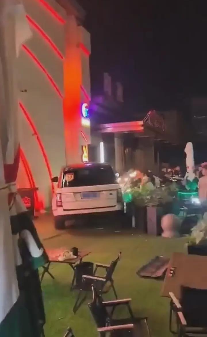 网传太原一辆路虎有冲撞行为,路人纷纷躲避(视频/图) - 1