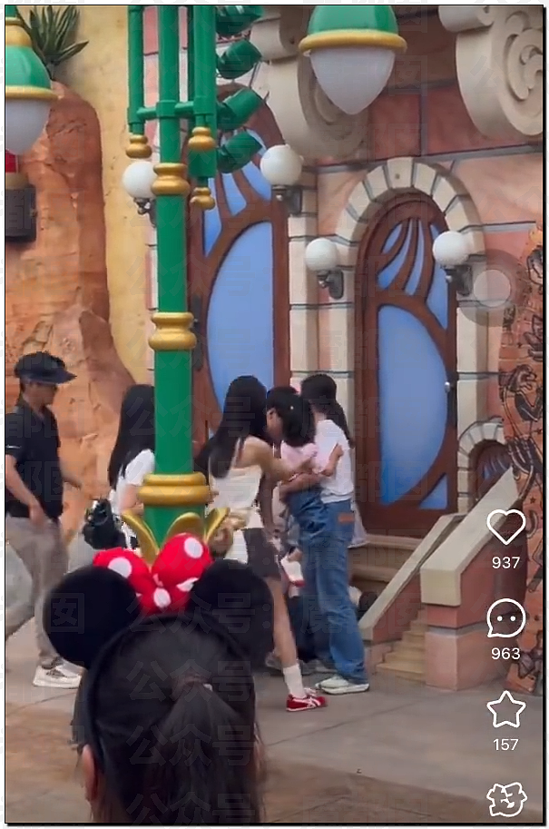热搜第一!上海迪士尼疯狂情侣竟为拍照殴打婴幼儿,引发全网震怒,官方回应(视频/组图) - 16