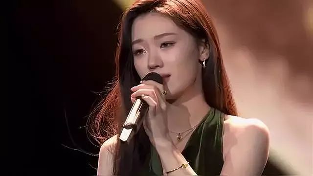 18岁“好声音”夺冠，23岁“歌手”两度称王！原来只有这样的妈妈才能养出光芒璀璨的“珠玉”（组图） - 8
