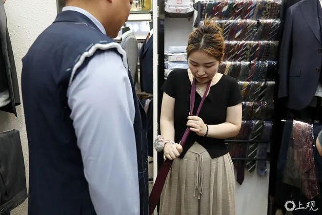 突然爆火!大批外国人来上海直奔这里,疯狂扫货,塞满整个行李箱,店主“人均英语八级”(组图) - 11