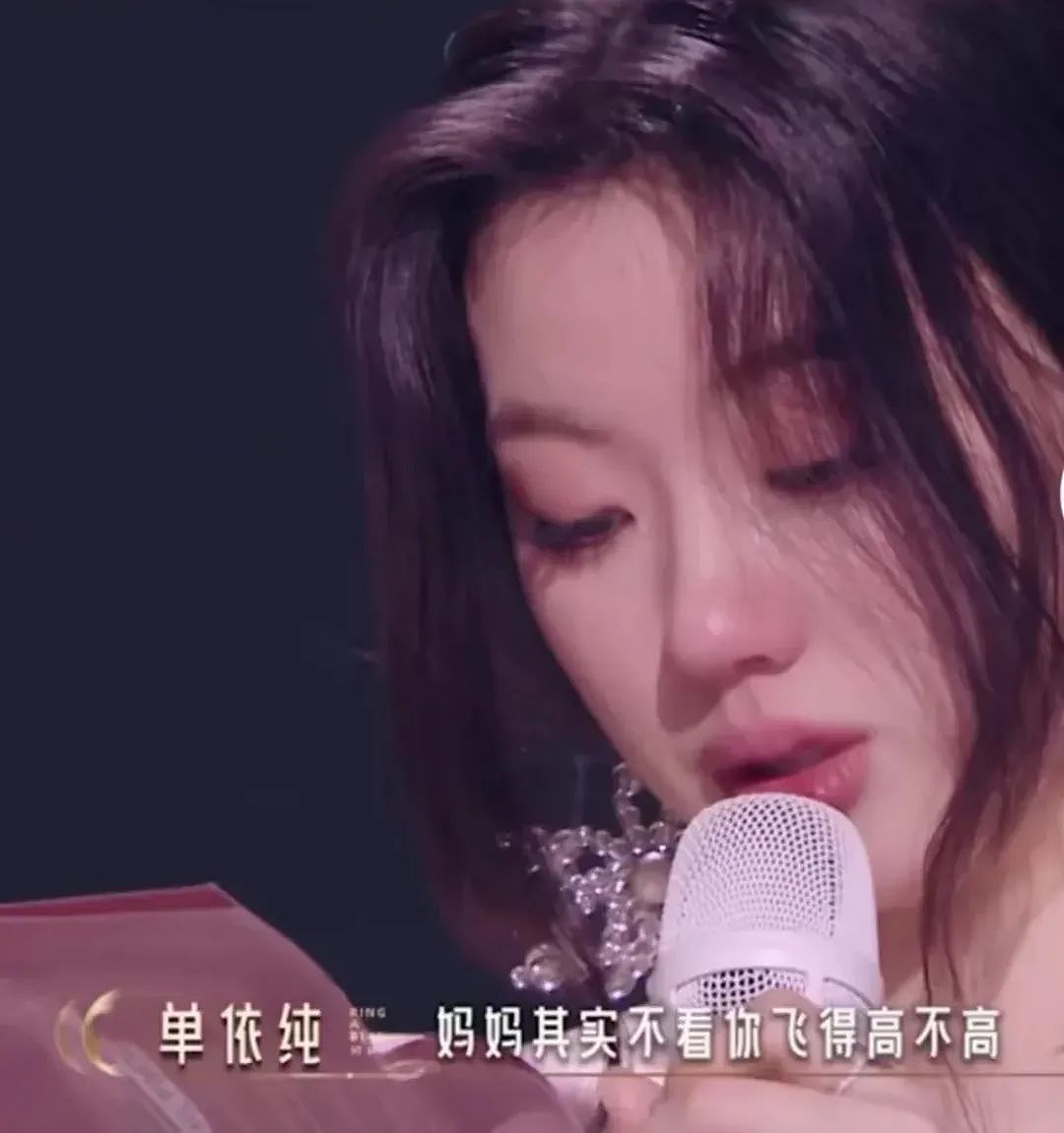 18岁“好声音”夺冠，23岁“歌手”两度称王！原来只有这样的妈妈才能养出光芒璀璨的“珠玉”（组图） - 16