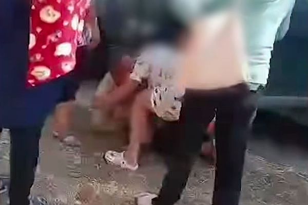 泰村长偷腥！老婆狠扯生殖器不放手，路人围观看傻（组图） - 1