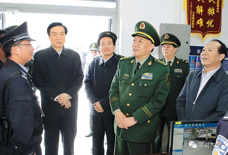 军中“大老虎”,因巨额受贿落马,父亲是正厅级,岳父是部队高官,邻居:早晚要被抓(组图) - 4