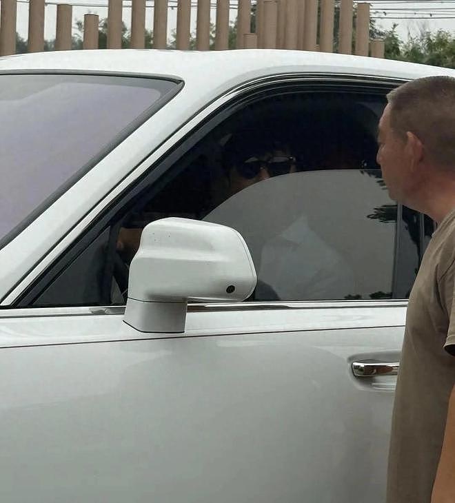 佟丽娅陈思诚露营庄园被偶遇，合体带娃过六一，离婚后处成家人（组图） - 1