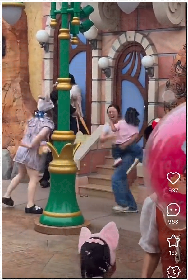 热搜第一!上海迪士尼疯狂情侣竟为拍照殴打婴幼儿,引发全网震怒,官方回应(视频/组图) - 11
