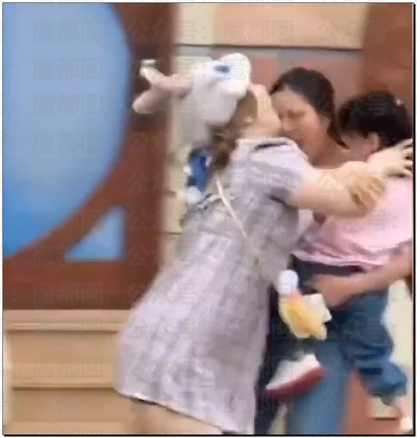 热搜第一!上海迪士尼疯狂情侣竟为拍照殴打婴幼儿,引发全网震怒,官方回应(视频/组图) - 9