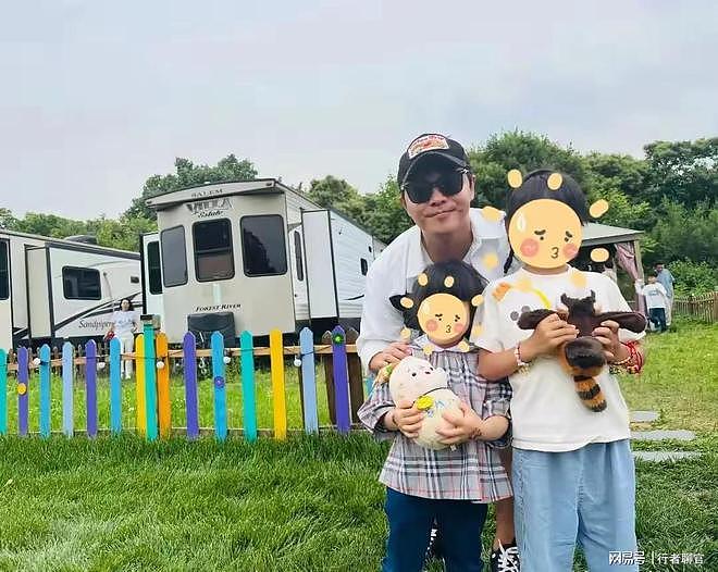 41岁佟丽娅和陈思诚北京现身！合体带娃过六一，离婚后处成家人（组图） - 1