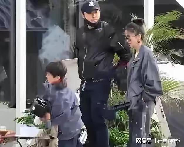 41岁佟丽娅和陈思诚北京现身！合体带娃过六一，离婚后处成家人（组图） - 8