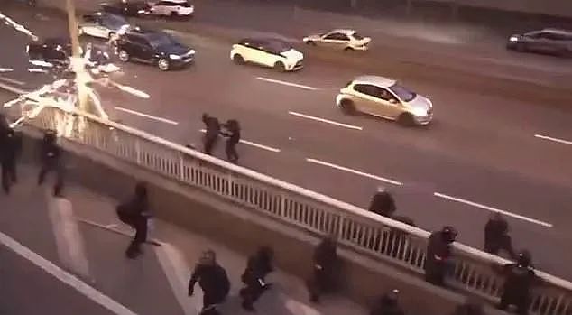 巴黎赢了球烧了城！香街火光冲天又成战区，一夜2人丧生559人被捕（组图） - 12