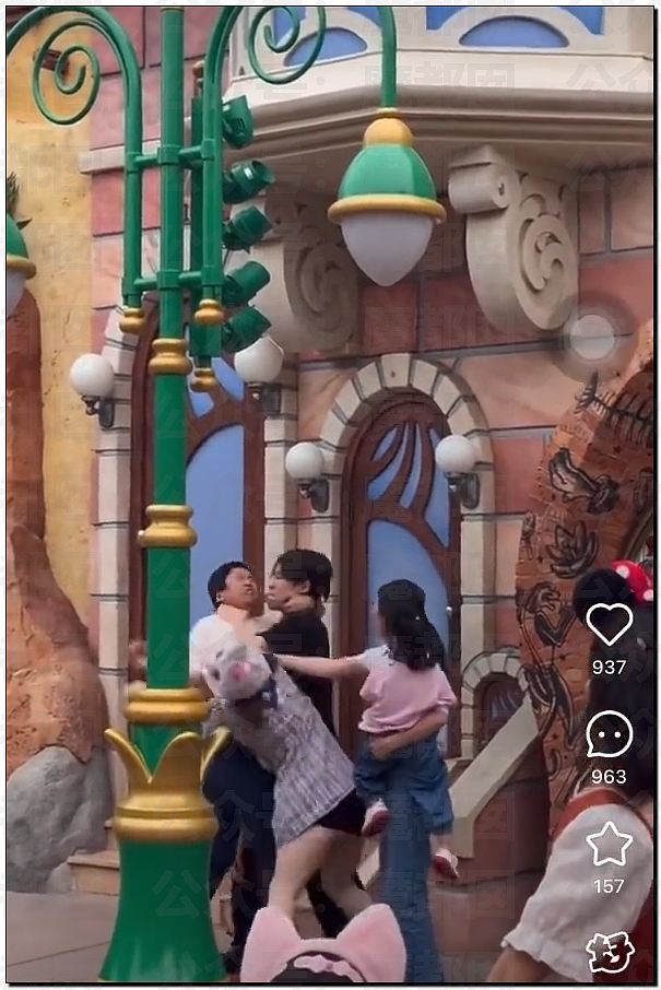 热搜第一!上海迪士尼疯狂情侣竟为拍照殴打婴幼儿,引发全网震怒,官方回应(视频/组图) - 4