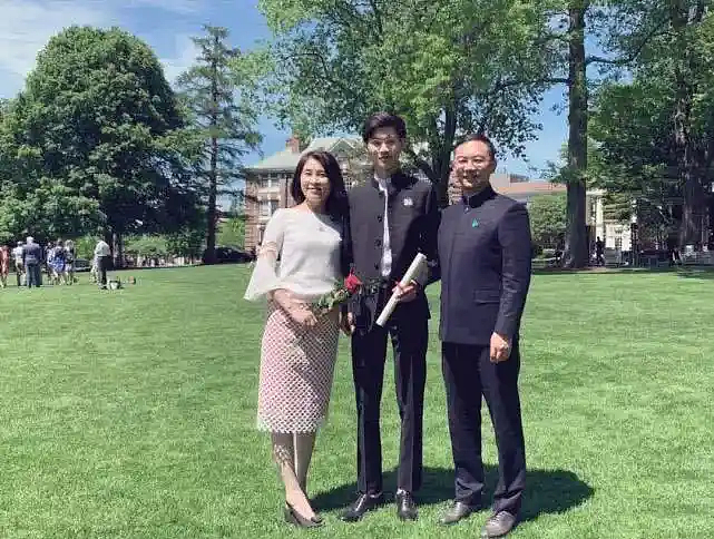 金龟子女儿努力“蹭妈”,郎永淳儿子毕业一年家里蹲:父母的托举,到底是成就孩子的跳板,还是困其一生的牢笼?(组图) - 7