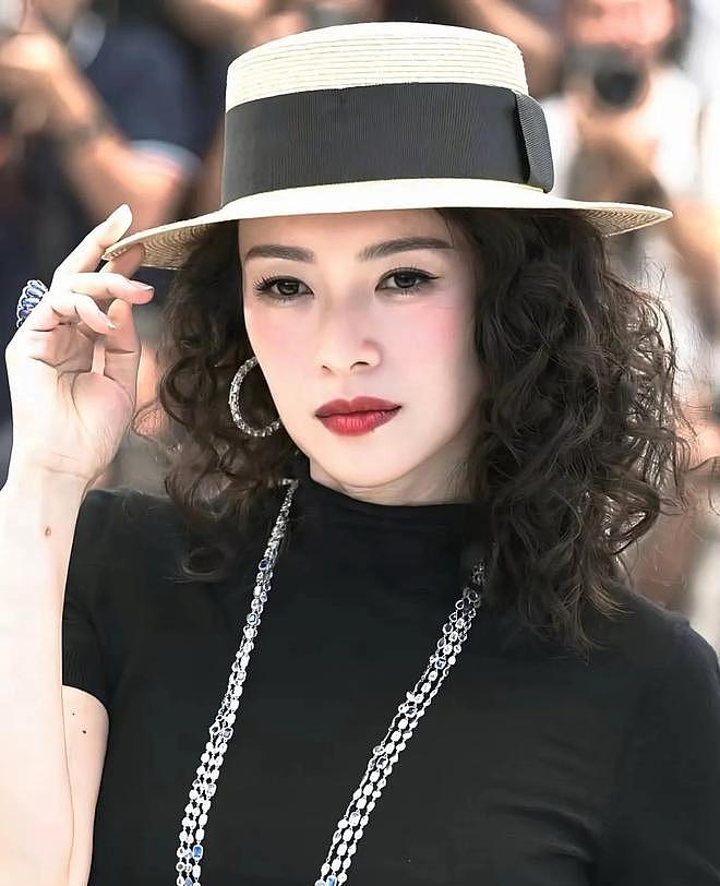 章子怡罕见晒娃，儿女都不打码，弟弟超可爱，醒醒越大越漂亮（组图） - 15