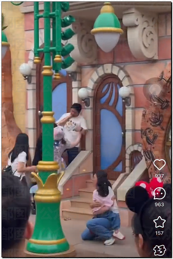 热搜第一!上海迪士尼疯狂情侣竟为拍照殴打婴幼儿,引发全网震怒,官方回应(视频/组图) - 13