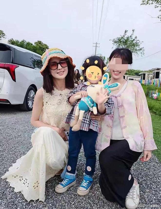 41岁佟丽娅和陈思诚北京现身！合体带娃过六一，离婚后处成家人（组图） - 6