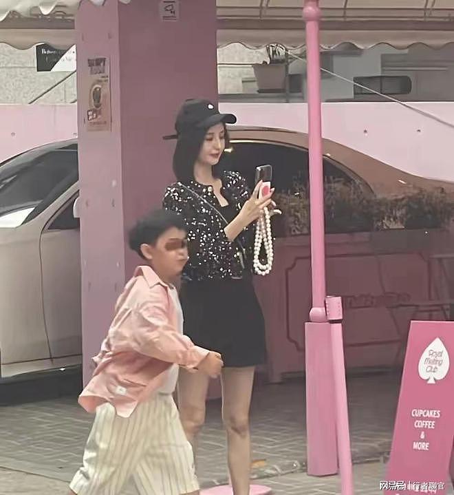 41岁佟丽娅和陈思诚北京现身！合体带娃过六一，离婚后处成家人（组图） - 10