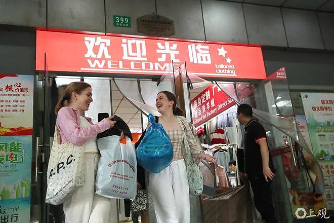 突然爆火!大批外国人来上海直奔这里,疯狂扫货,塞满整个行李箱,店主“人均英语八级”(组图) - 8