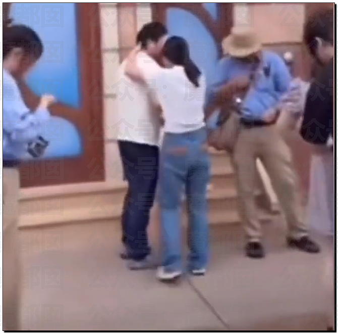 热搜第一!上海迪士尼疯狂情侣竟为拍照殴打婴幼儿,引发全网震怒,官方回应(视频/组图) - 21