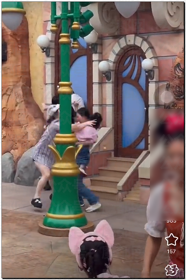 热搜第一!上海迪士尼疯狂情侣竟为拍照殴打婴幼儿,引发全网震怒,官方回应(视频/组图) - 8