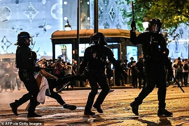 巴黎赢了球烧了城！香街火光冲天又成战区，一夜2人丧生559人被捕（组图） - 10
