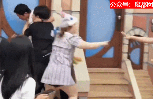热搜第一!上海迪士尼疯狂情侣竟为拍照殴打婴幼儿,引发全网震怒,官方回应(视频/组图) - 10