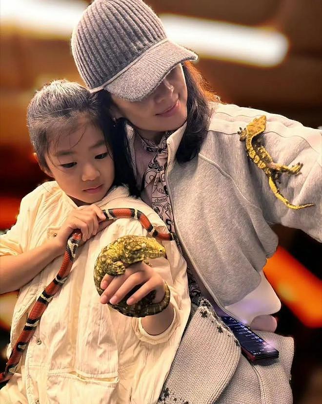 章子怡罕见晒娃，儿女都不打码，弟弟超可爱，醒醒越大越漂亮（组图） - 5