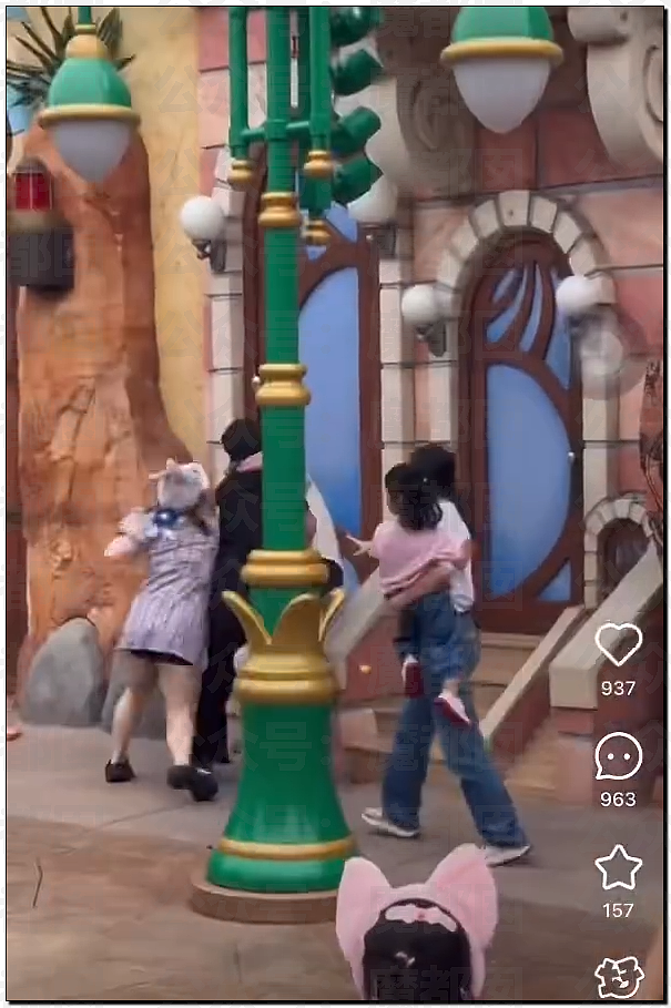 热搜第一!上海迪士尼疯狂情侣竟为拍照殴打婴幼儿,引发全网震怒,官方回应(视频/组图) - 6