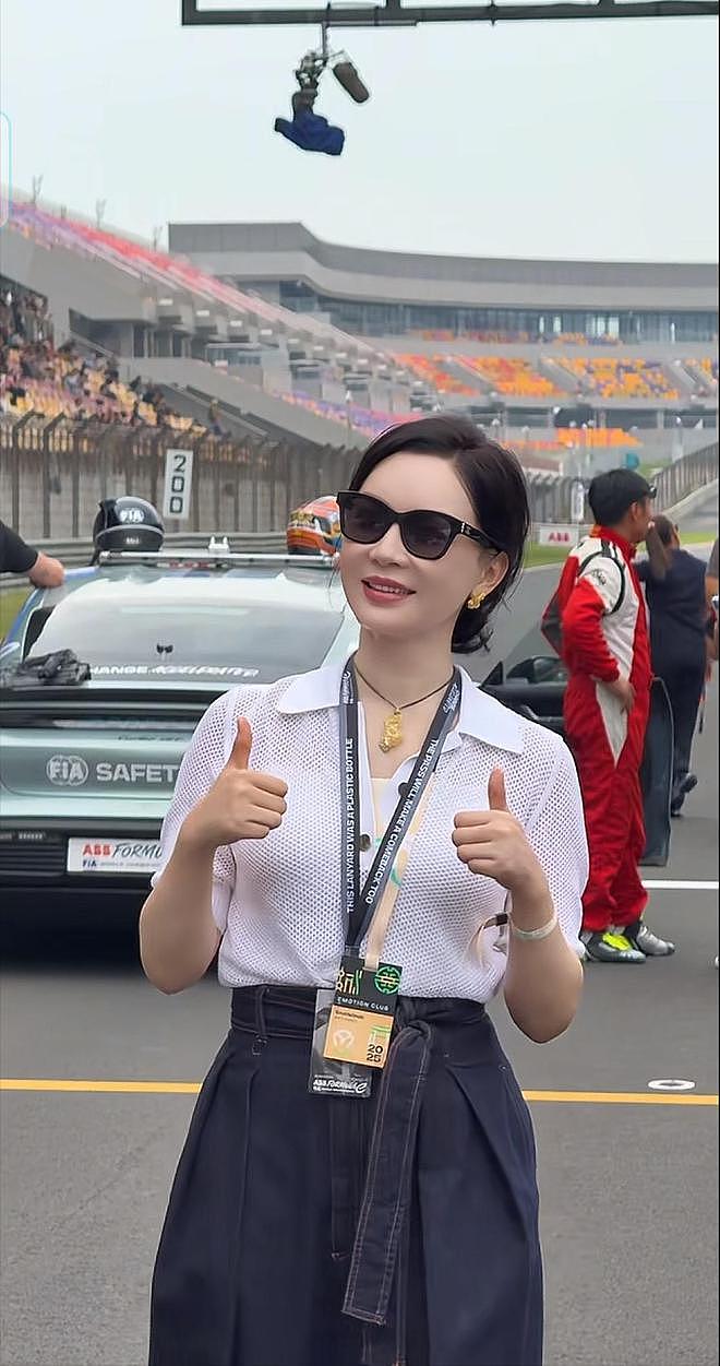 陈数现身上海赛车场,打扮酷飒,看着有些年龄感,但气质出众(组图) - 4