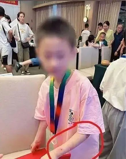 18岁“好声音”夺冠，23岁“歌手”两度称王！原来只有这样的妈妈才能养出光芒璀璨的“珠玉”（组图） - 19