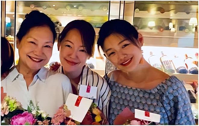 白冰冰再次透露S妈近况:憋着一口气状况堪忧,眼睛都哭肿了(组图) - 1
