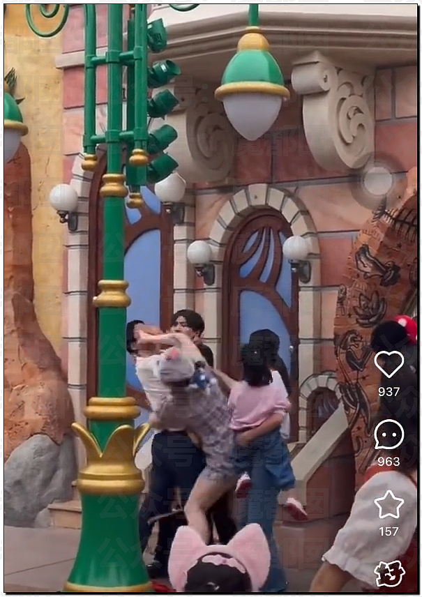 热搜第一!上海迪士尼疯狂情侣竟为拍照殴打婴幼儿,引发全网震怒,官方回应(视频/组图) - 3
