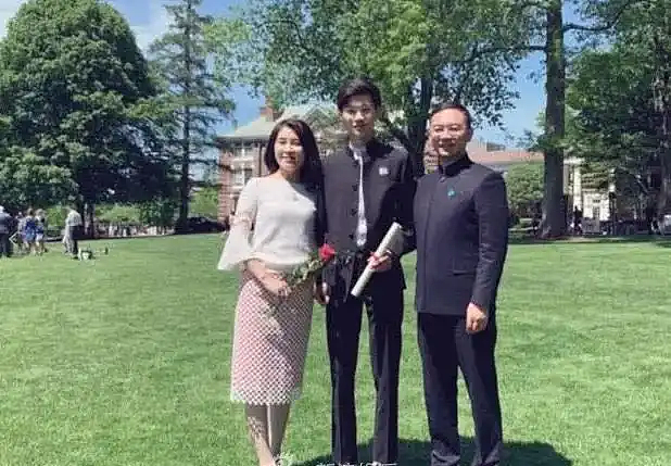 金龟子女儿努力“蹭妈”,郎永淳儿子毕业一年家里蹲:父母的托举,到底是成就孩子的跳板,还是困其一生的牢笼?(组图) - 2