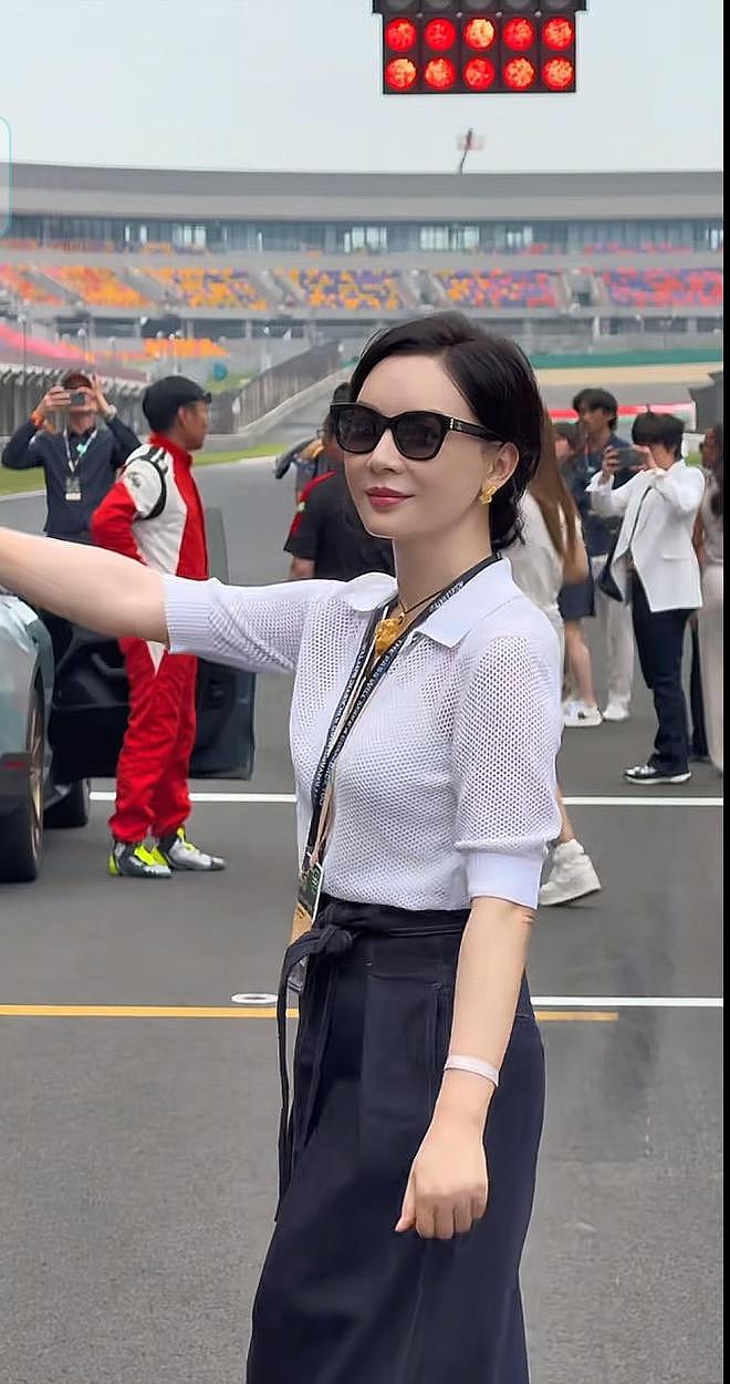 陈数现身上海赛车场,打扮酷飒,看着有些年龄感,但气质出众(组图) - 7