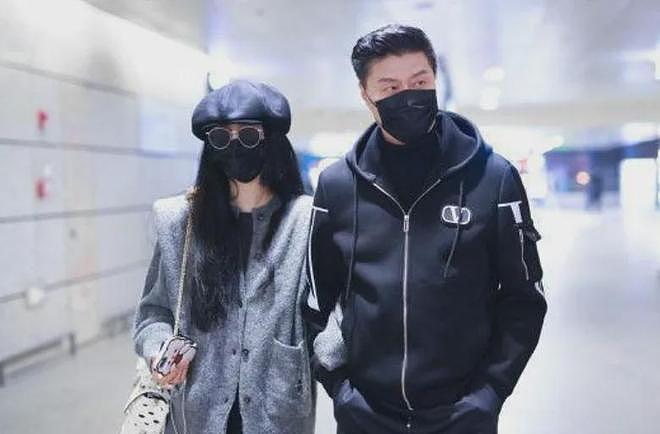 范丞丞74岁爸爸被偶遇，穿儿子同款潮牌，许久没和女儿冰冰同框（组图） - 15