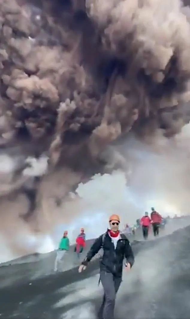 恐怖！旅游胜地火山突然爆发，大批游客疯狂逃命，巨响震撼城镇，黑烟冲天（组图） - 6