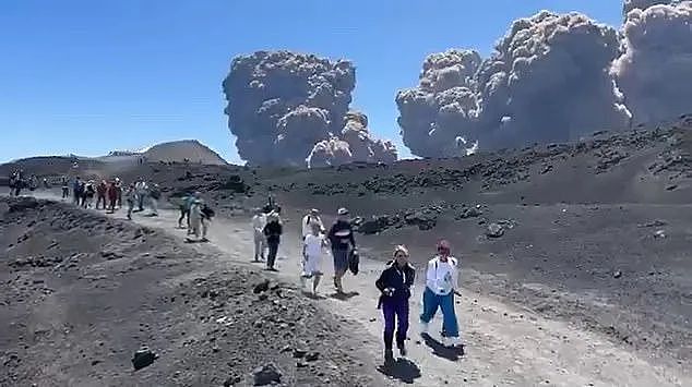 恐怖！旅游胜地火山突然爆发，大批游客疯狂逃命，巨响震撼城镇，黑烟冲天（组图） - 3