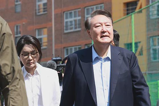 尹锡悦夫妇现身大选投票站，面对记者提问一言不发（组图） - 1
