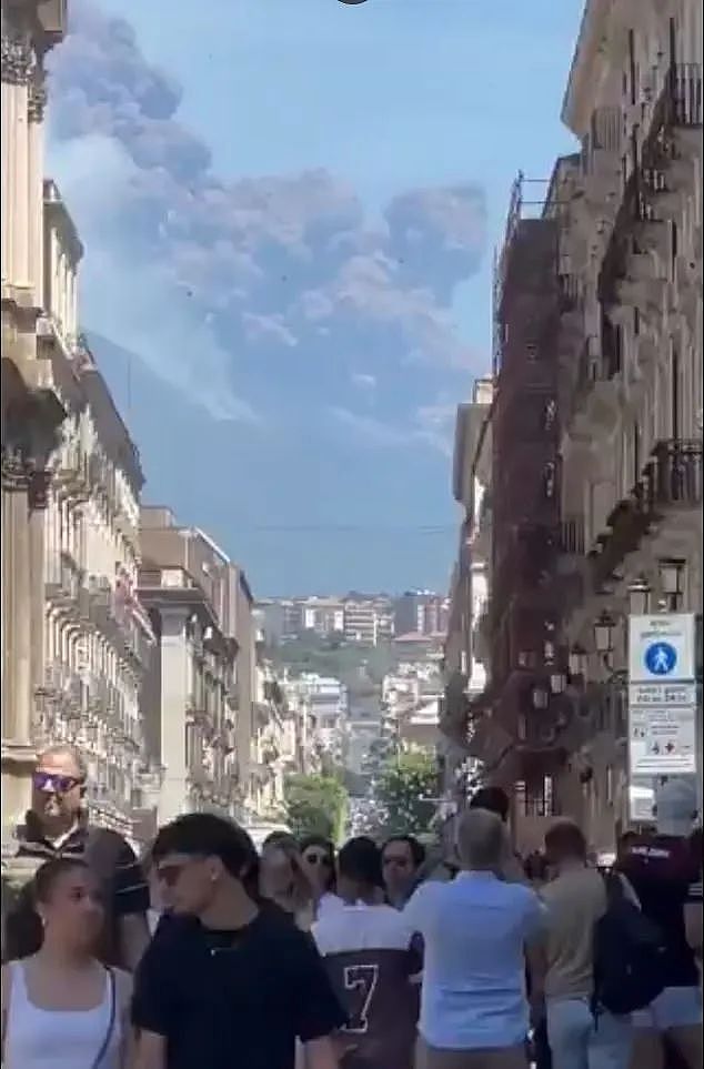 恐怖！旅游胜地火山突然爆发，大批游客疯狂逃命，巨响震撼城镇，黑烟冲天（组图） - 10