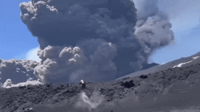 恐怖！旅游胜地火山突然爆发，大批游客疯狂逃命，巨响震撼城镇，黑烟冲天（组图） - 2