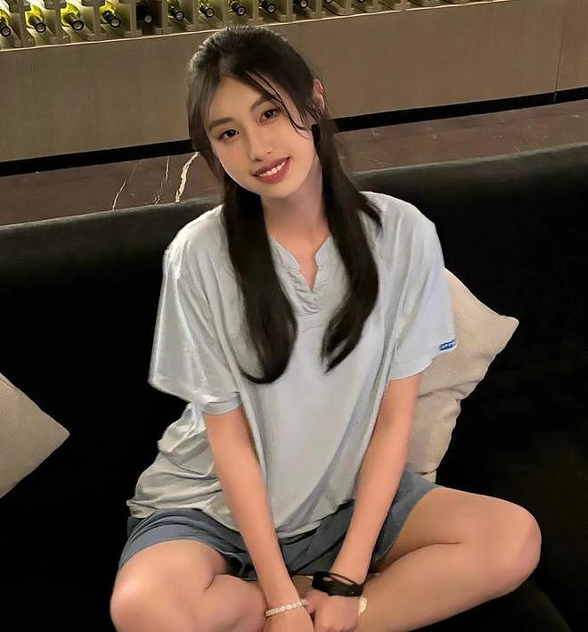 冯小刚19岁小女儿,晒美国高中毕业照,文案引争议,或进军娱乐圈(组图) - 11