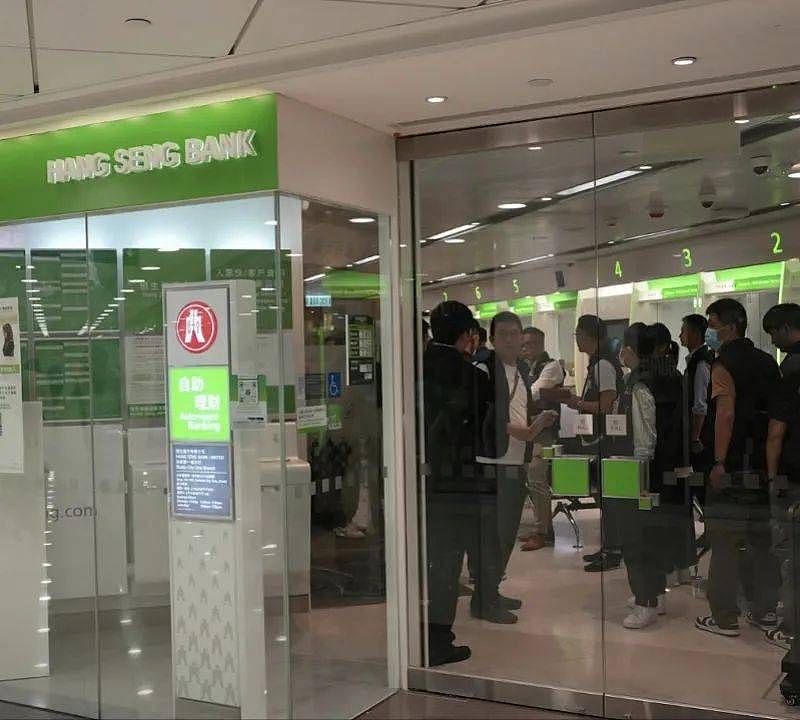 香港一银行发生持刀抢劫案：三十余万港币被劫走（图） - 1