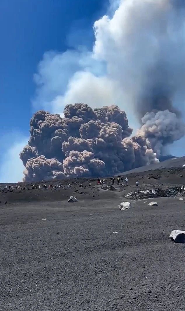 恐怖！旅游胜地火山突然爆发，大批游客疯狂逃命，巨响震撼城镇，黑烟冲天（组图） - 1