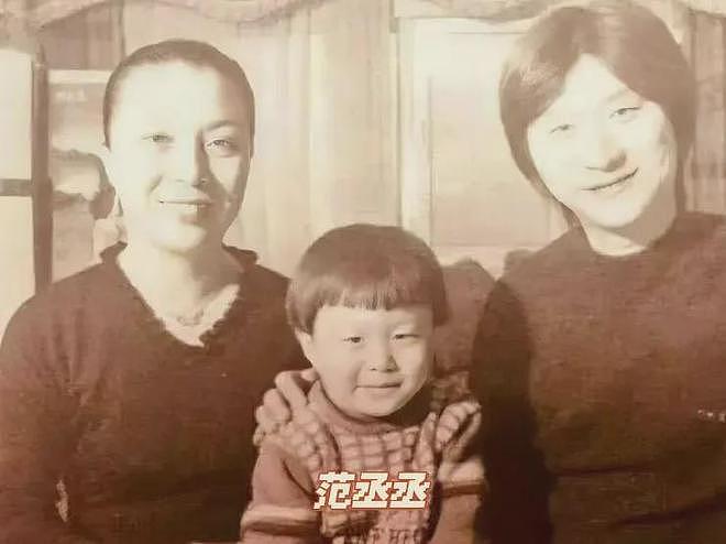 范丞丞74岁爸爸被偶遇，穿儿子同款潮牌，许久没和女儿冰冰同框（组图） - 4